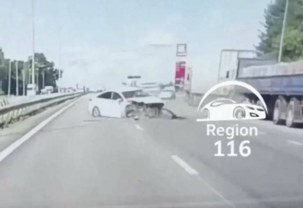 На трассе М-7 в Татарстане Hyundai врезалась в грузовик - один человек пострадал