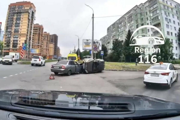 Авто опрокинулось на бок, попав в ДТП на Дубравной в Казани &ndash; есть пострадавшие