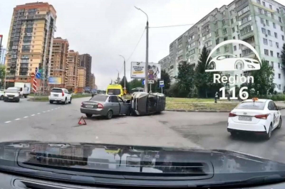 Авто опрокинулось на бок, попав в ДТП на Дубравной в Казани &ndash; есть пострадавшие