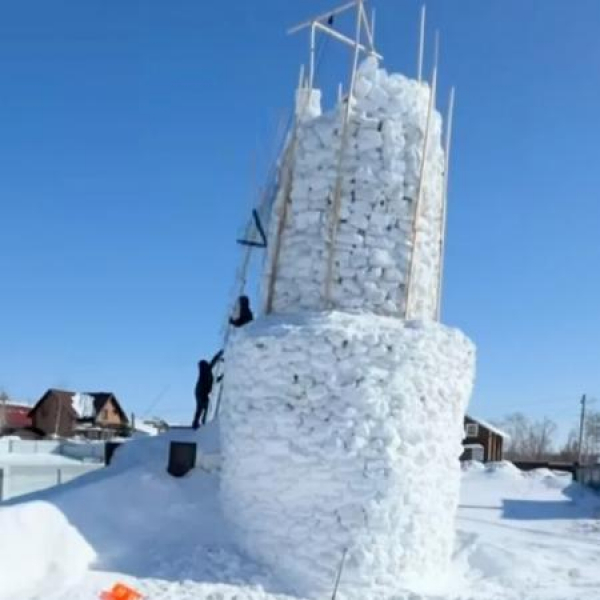 Казанец лепит 16 метрового снеговика