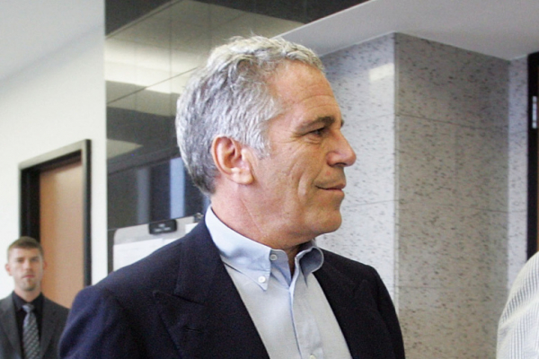 Пособница Эпштейна отказалась давать показания конгрессу США