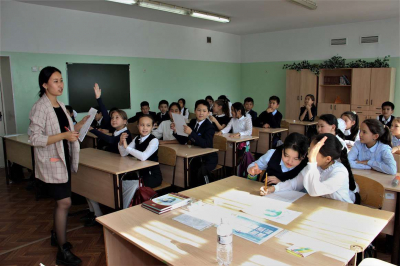 О перегруженности казахстанских школьников заявил сенатор Нухулы