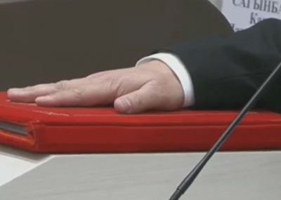 В Жогорку Кенеше принесли присягу новые члены Кабинета министров