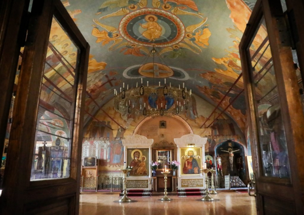 В России в храмах увеличился приток женщин из-за молодых священнослужителей