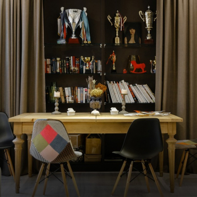 Светлая квартира с канарейкой и картинами