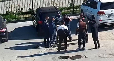 Рабочих вытащили из канализационного колодца в Семее