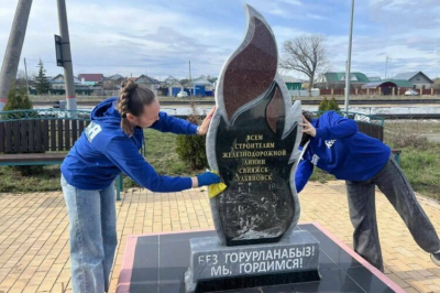 В Буинске привели в порядок памятную стелу у железнодорожного вокзала