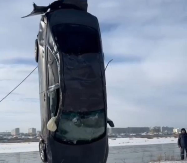 Упавшее в реку авто достали из воды в Семее