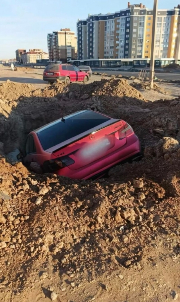 Пьяная женщина на машине провалилась в яму, жильцы остались без газа