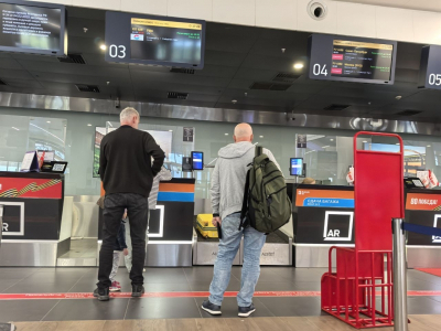 &laquo;Весь зал замер&raquo;: в аэропорту Южно-Сахалинска устроили флешмоб с извинениями прямо у стойки регистрации