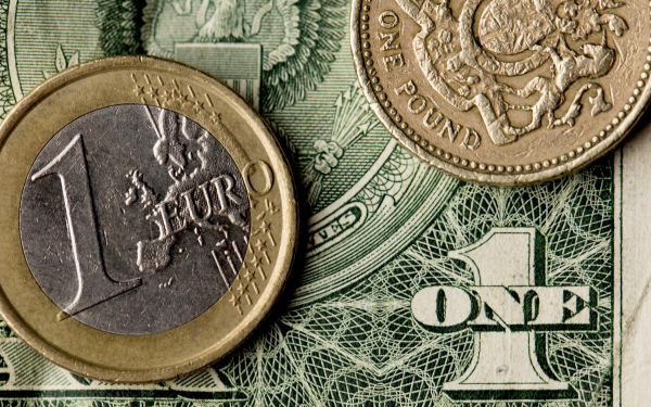 На Мосбирже начались торги аналогом доллара