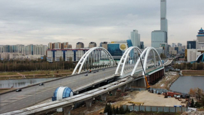 В Астане завершили строительство вантового моста LRT через реку Есиль