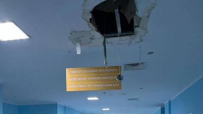 Часть потолка обвалилась из-за протечки крыши в одной из больниц Астаны