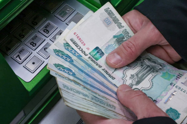 Финэксперт рассказал, какие привычки могут надолго оставить в долгах