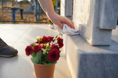 Можно ли ходить на кладбище в Пасху: традиции и церковные правила