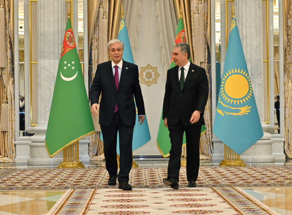 Токаев прибыл в Ашхабад для участия в Международном форуме