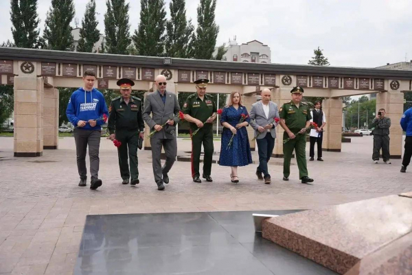 В парке Победы в Казани возложили цветы ко Дню памяти детей &ndash; жертв войны в Донбассе