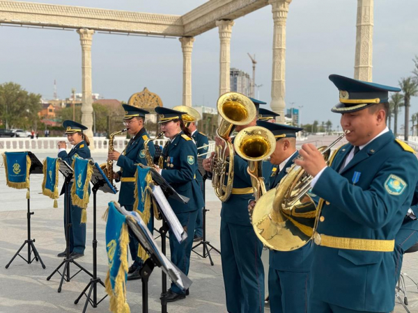 Военный оркестр вновь порадовал жителей и гостей города Актау