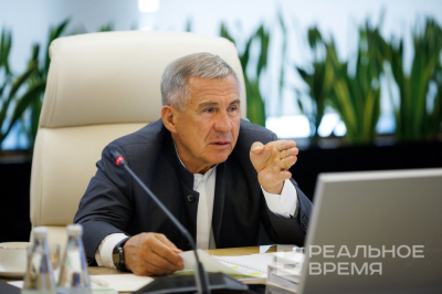 Президент Абхазии вручил Минниханову высшую награду республики
