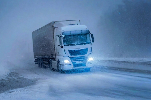 Дороги на въездах в Москву заблокированы: снегопад мешает фурам проехать