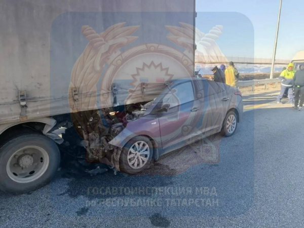 Легковушка влетела под &laquo;Валдай&raquo; в Татарстане &mdash; погибли четыре человека