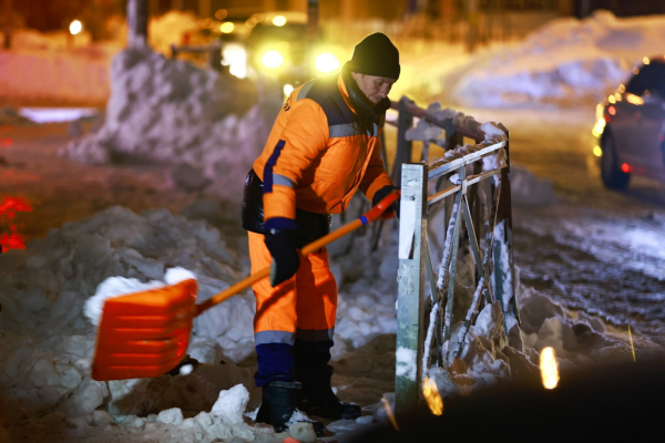 Уборка снега может привести к инфаркту, предупредил врач