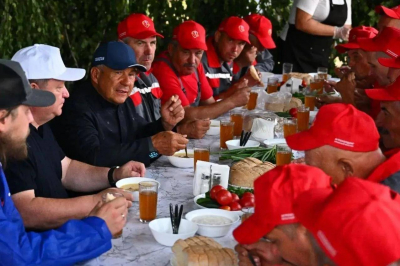 Минниханов пообедал с механизаторами на полевом стане в Нурлатском районе