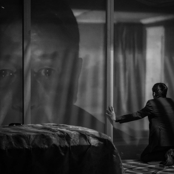 От «Макбет» на казахском до спектакля-лекции о дезинформации: Что посмотреть в театрах Алматы