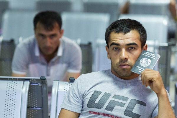 Суд ЕАЭС: семьи трудовых мигрантов не должны автоматически получать полисы ОМС