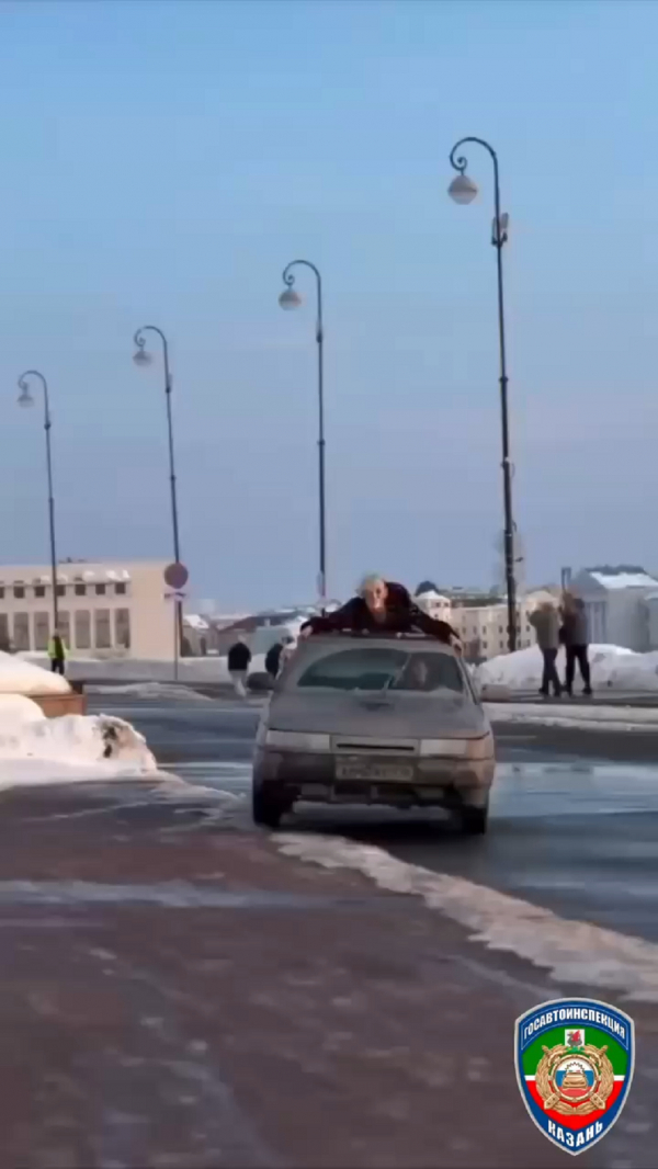 Лихо проехавшегося на крыше своей &laquo;Лады&raquo; у Казанского Кремля водителя накажут