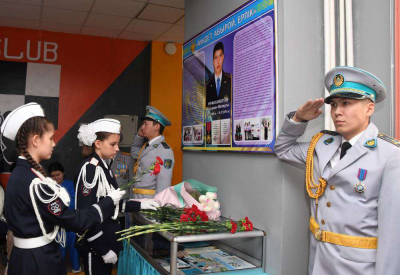 В школах Алматы открывают уголки памяти героев полиции