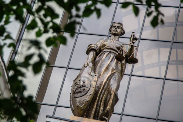 Суд принял сторону выпускницы, которую заставляли вернуть деньги