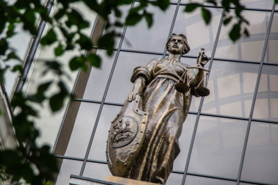 Суд принял сторону выпускницы, которую заставляли вернуть деньги