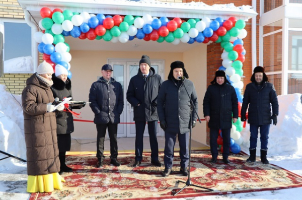 Ключи от новой жизни: в Апастово вручили квартиры бюджетникам и молодым семьям