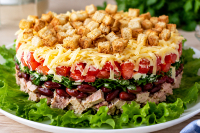 Изумительный салат без варки: вкуснота с копченой курицей, фасолью и сухариками