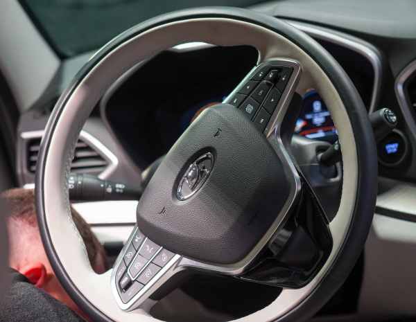 Глава АвтоВАЗа Соколов заявил о доминировании Lada и сел в Mercedes