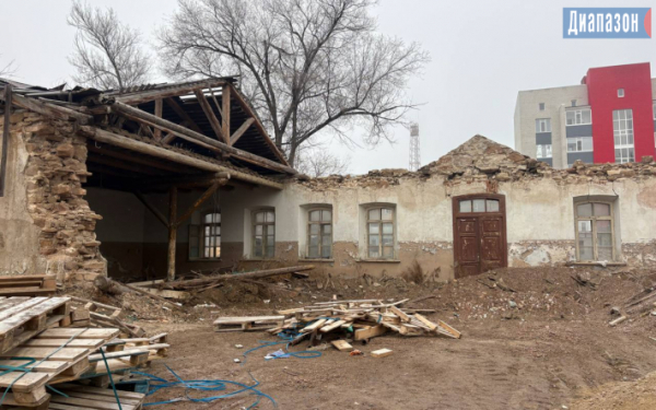 Каменное здание, которому 120 лет, сносят в Актобе
