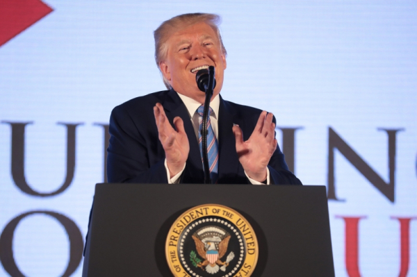 Профайлер раскрыл, почему Трамп отказался возвращать золотую медаль Олимпиады: &laquo;Так и будет хвататься за кубки&raquo;