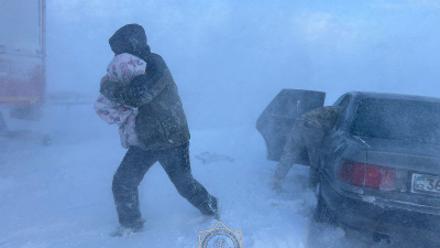 В Жамбылской области спасатели МЧС спасли из снежного заноса роженницу и двух малышей