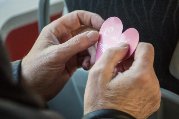 В США мужчина с деменцией снова сделал предложение жене и сыграл вторую свадьбу