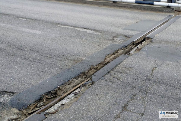 Объездной мост в Атырау расходится «по швам»