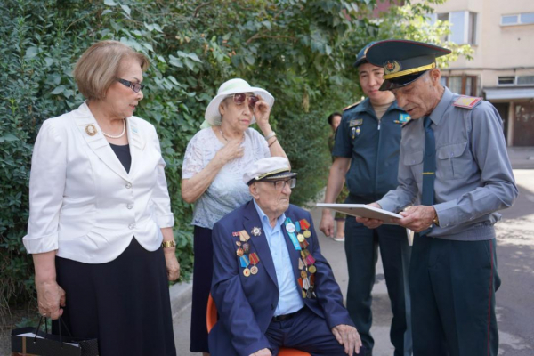 Военнослужащие поздравили 98-летнего ветерана войны с днем рождения