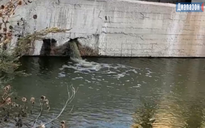 Из отстойника КНС течёт поток воды длиной больше километра