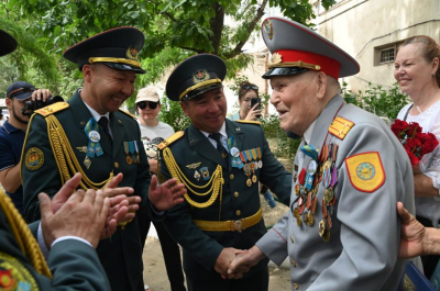 В Таразе военнослужащие организовали парад Победы для фронтовиков
