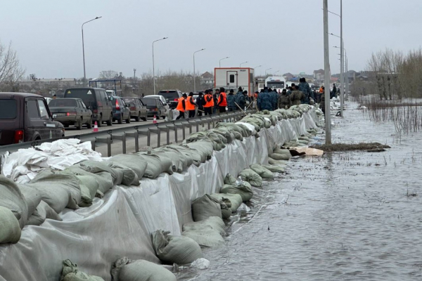 Паводки в Казахстане: Гвардейцы несут круглосуточную службу в зоне затопленния