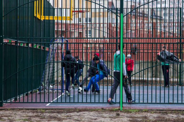 После школы на коробку: топ-клубы возвращают моду на дворовый футбол