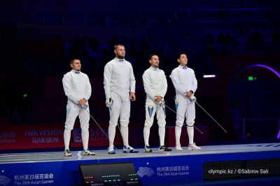 Команда Казахстана завоевала золото ЧА по фехтованию на шпаге