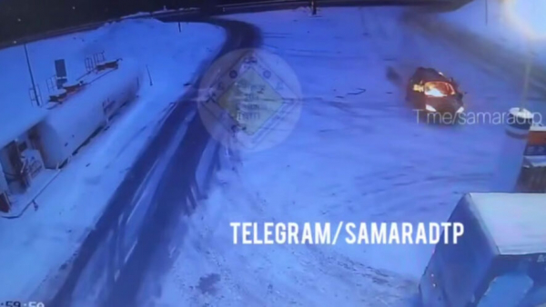 Мужчина на горящей машине въехал в топливную колонку, чтобы убить другого водителя &ndash; видео 11/02/2026 &ndash; Новости