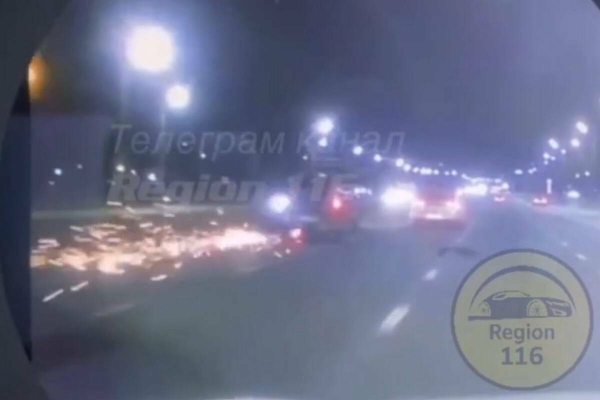 Момент ДТП с девушкой на мотоцикле у &laquo;Ак Барс Арены&raquo; попал на видео