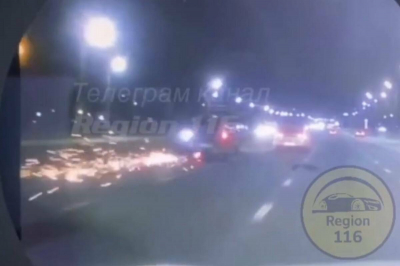 Момент ДТП с девушкой на мотоцикле у &laquo;Ак Барс Арены&raquo; попал на видео